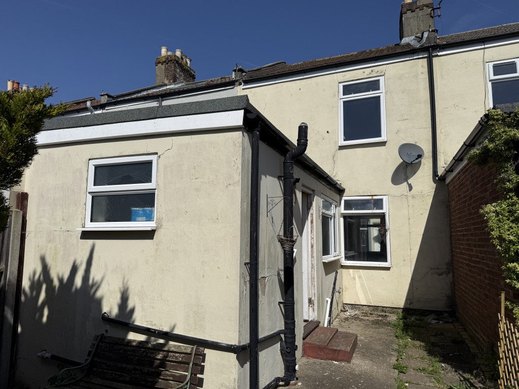 Lot: 109 - TWO-BEDROOM HOUSE IN NEED OF IMPROVEMENT - Rear elevation with painted render exterior